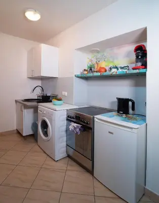 a kitchen with a washing machine and a washer at Cozy Apartament Rachel-Near Rynek Netflix in Kraków