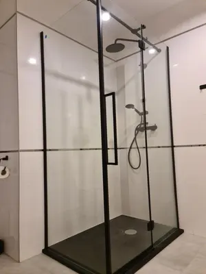 a shower in a room with a glass wall at Apartament Limanowa Rynek in Limanowa