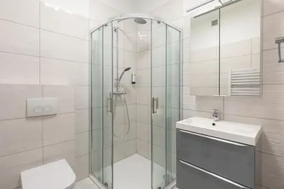 a bathroom with a shower and a toilet and a sink at Dębowy Zakątek - SPOKOJNY, KOMFORTOWY WYPOCZYNEK W OKOLICY KRAKOWA in Radziszów