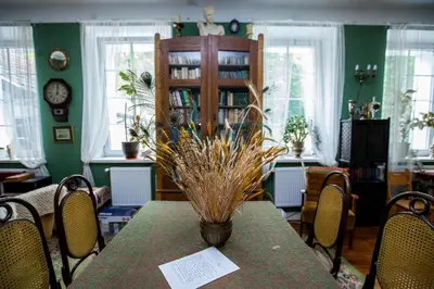 a dining room with a table with a vase on it at Dwór w Odonowie in Odonów