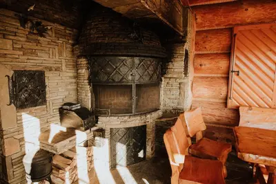 a room with a fireplace in a log cabin at Willa Sołdrówka in Kocierz Rychwałdzki