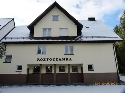 a building with the name of the hotel roostoacania at Willa Roztoczanka in Rabka