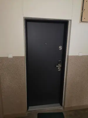 a black door with a gold handle on a wall at Studio Kolberga Kraków in Kraków