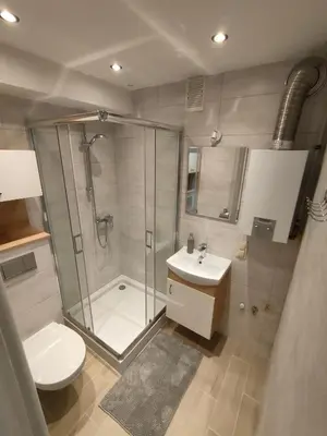 a bathroom with a shower and a toilet and a sink at Apartament Cichy Kącik Zator tylko 1km od ENERGYLANDII in Zator