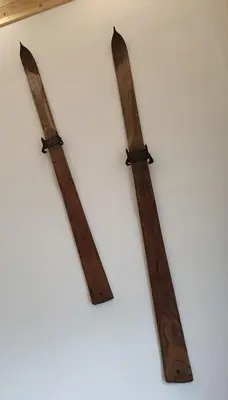 a pair of skis hanging on a wall at Zacna Chata domek z jacuzzi na wyłączność in Półrzeczki