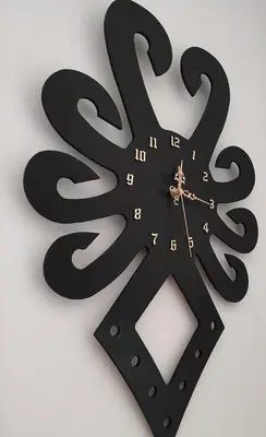 a black clock with gold numbers on a white background at Zacna Chata domek z jacuzzi na wyłączność in Półrzeczki