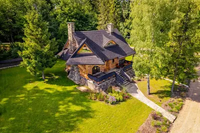 an overhead view of a house with a roof at Baśniowy Domek Kolędówka z jaskinią SPA - Osada Jaworzyny in Tokarnia