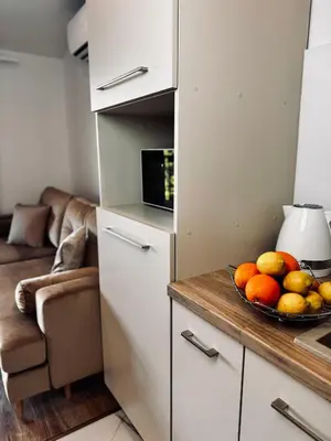 a kitchen with a bowl of fruit on a counter at Apartamenty Modrzewiowa Zator in Piotrowice