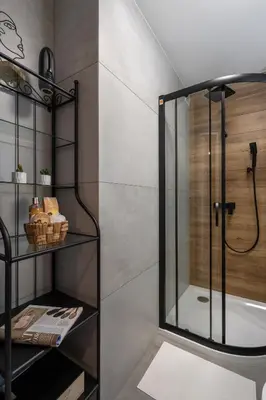 a bathroom with a shower and a bath tub at Staymoovers - Ladne mieszkanie w poblizu Energylandii - Parking in Zator