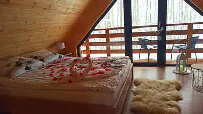 a bed with two swans made out of hearts at Las Lorien - wynajem domków letniskowych in Roczyny