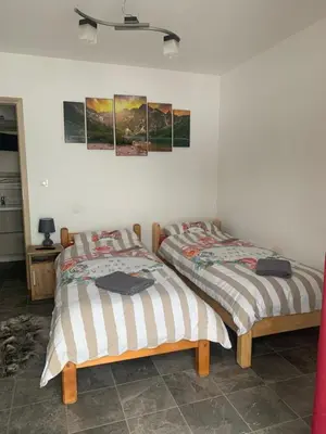 two beds sitting next to each other in a room at Ranczo Zwierzyniec Noclegi in Jordanów