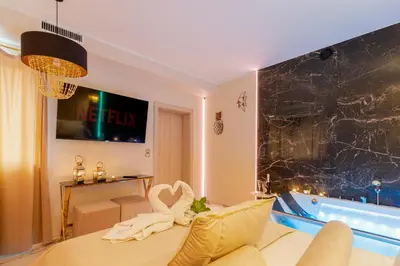 a living room with a tub in the corner of a room at Stacja Galicja Rooms blisko Energylandia in Trzebieńczyce