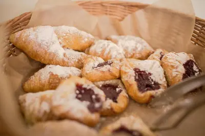 a basket of pastries with powdered sugar on them at Dwór w Tomaszowicach in Modlnica
