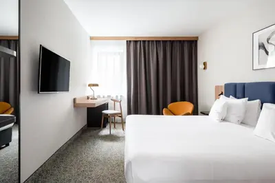 a hotel room with a bed and a desk at Dwór w Tomaszowicach in Modlnica