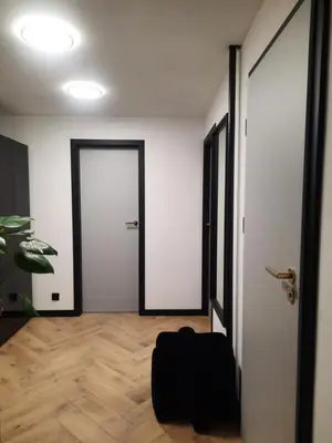 an empty room with an open door and a chair at GOLD&BLACK OŚWIĘCIM CENTRUM in Oświęcim