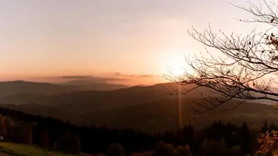 a sunset in the mountains with the sun setting at Reset Kudłacze in Pcim