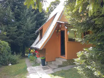 a small house with a porch and a door at ELDORADO - całoroczny domek wakacyjny 35 km od Krakowa in Stróża
