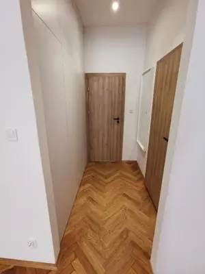 an empty room with a door and wooden floors at Apartament z klimatyzacją in Kraków