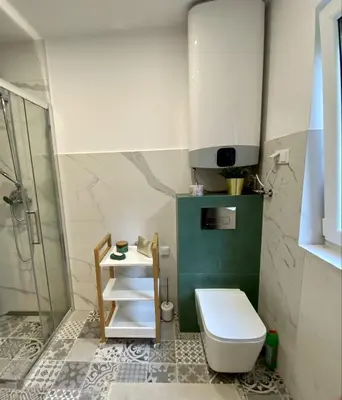 a bathroom with a toilet and a shower at Domek w borówkach in Tokarnia