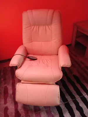 a pink reclining chair in a red room at Uroczy apartament in Kraków