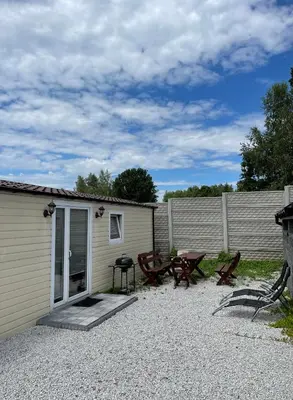 a backyard with a picnic table and a fence at Słoneczne ranczo Zator Energylandia in Zator
