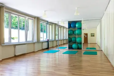 a room with a gym with green mats on the floor at Korona Żywca - MADOHORA in Ślemień