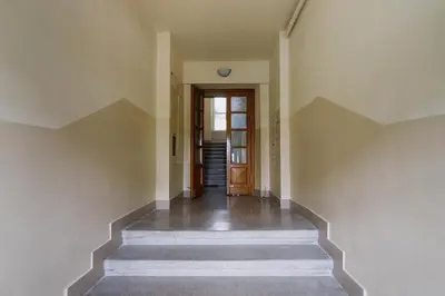 an empty hallway with stairs in a house at Urocze mieszkanie w krakowskiej kamienicy in Kraków