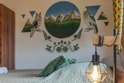 a bedroom with owl decals on the wall at Agroturystyka Góra Fiedora in Pieniążkowice