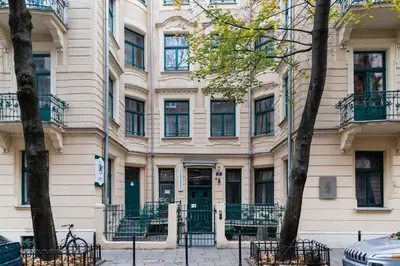 a building with a green door on a city street at Househost Apartment: Bonerowska 5/11 in Kraków