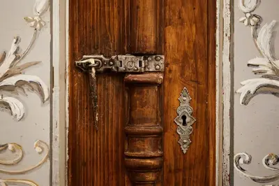 an old wooden door with a metal knocker on it at HOUSEHOST Apartment: Józefa Dietla 73/7 in Kraków
