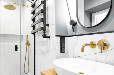 a bathroom with a sink and a mirror at HOUSEHOST Apartment: Św.Gertrudy 10/2.11 in Kraków
