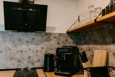 a kitchen counter with a coffee maker and a microwave at Domki pod Kamionna in Laskowa