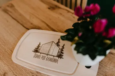 a wooden table with a card for a dork bob hauling sign at Domki pod Kamionna in Laskowa