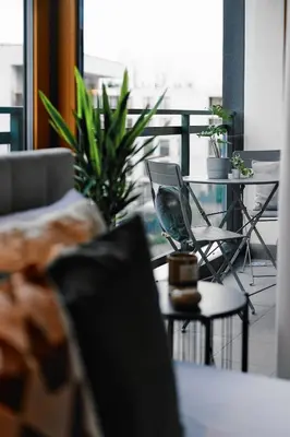 a living room with a laptop on a table at Przytulny Apartament Greenwall in Kraków