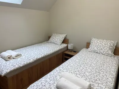 two beds in a small room withskirtsermottermottermott at 3 JASKÓŁKI in Kasina Wielka