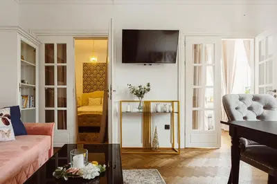 a living room with a couch and a tv at Glamour Old Town Blich Kraków in Kraków