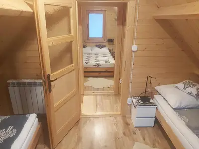 a room with two bunk beds and a window at Domek pod Hajdówką in Jordanów