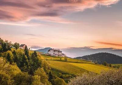 a house on a hill in the middle of a field at Bliżej Nieba in Skrzydlna