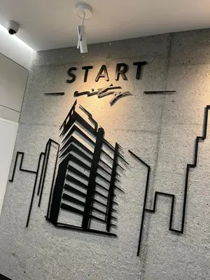 a wall with a start sign on the side of a building at Republiki Korczakowskiej Apartamenty in Kraków