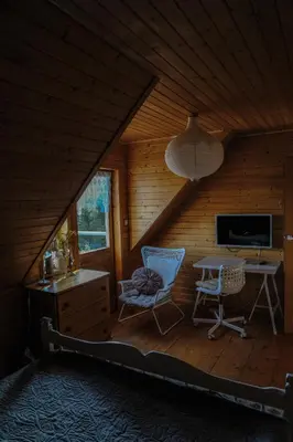 a room with a desk and chairs in a cabin at Alemiło - uroczy dom z balią i widokiem na Babią Górę in Zawoja