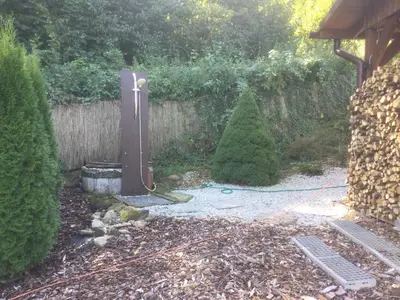 a garden with a refrigerator in a yard at Chata Panorama in Stróża