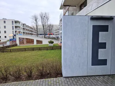 a sign with the letter e on the side of a building at Apartament ulica Lema - Tauron Arena Kraków, parking, WiFi in Kraków