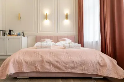 a bedroom with a pink bed with two pillows at Apartament z Jacuzzi Kraków GLAMOUR Starowiślna in Kraków