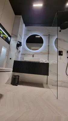 a bathroom with a bath tub and a mirror at Apartament Bulwary Oświęcim in Oświęcim