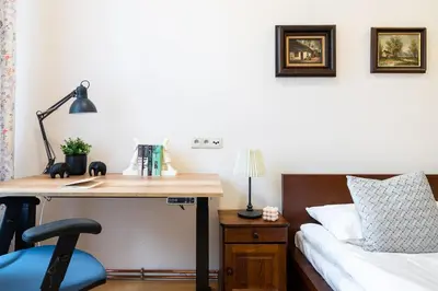 a bedroom with a desk and a bed with a bed sidx sidx sidx at Przytulnie i naturalnie — Balkon in Kraków