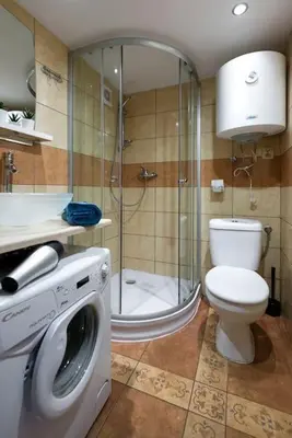 a bathroom with a shower and a toilet and a washing machine at Sekretne gniazdko w tajemniczym ogrodzie in Kraków