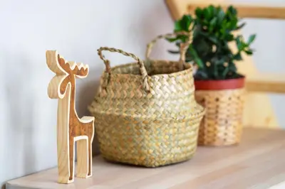 a table with two baskets and a wooden toy giraffe at Beskidzkie Super Stodoły in Zawoja
