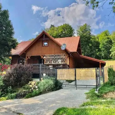 Urokliwy drewniany dom z widokiem na Tatry