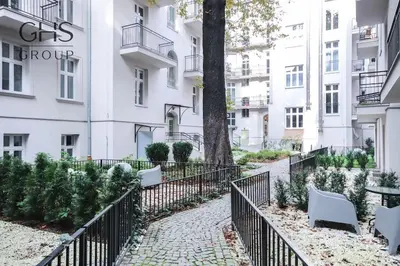 a walkway in front of a white building at Elegancki apartament w centrum miasta-Kazimierz in Kraków