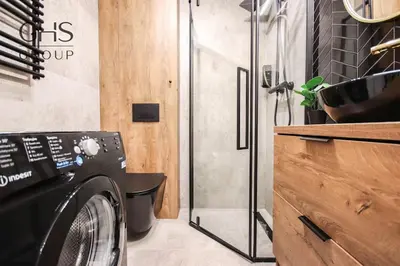a laundry room with a washing machine and a shower at Elegancki apartament w centrum miasta-Kazimierz in Kraków